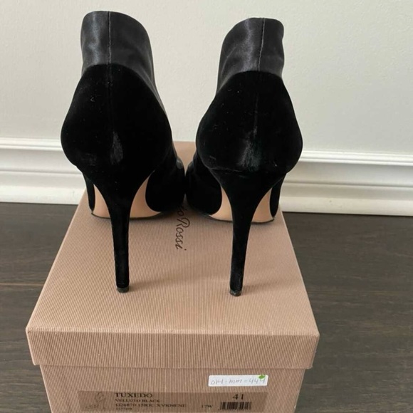 Gianvitto Rossi Satin Trimmed Velvet Tuxedo Pumps - Picture 4 of 5